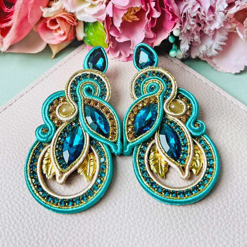 Individuelle Soutache-Ohrringe in Türkis und Champagner