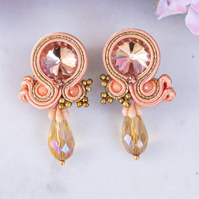 Stylische Soutache-Ohrstecker in hellem Apricot