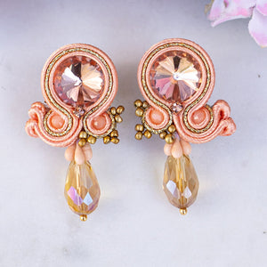 Stylische Soutache-Ohrstecker in hellem Apricot