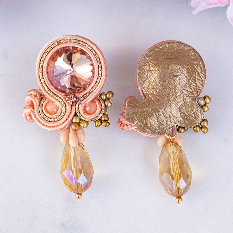 Stylische Soutache-Ohrstecker in hellem Apricot