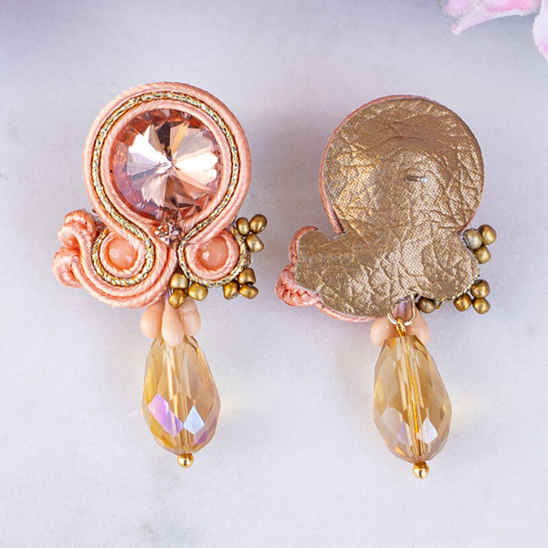 Stylische Soutache-Ohrstecker in hellem Apricot