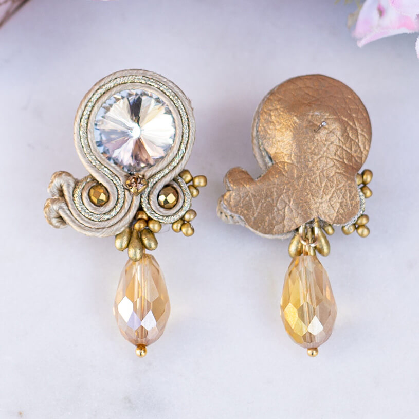 Stylische Soutache-Ohrstecker in Champagner