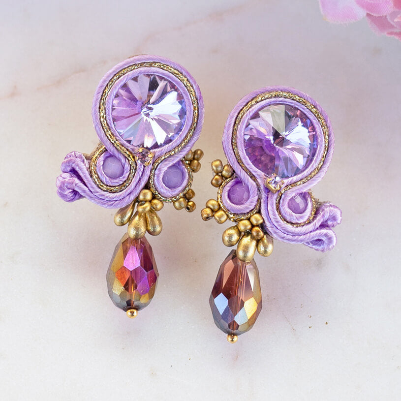 Stylische Soutache-Ohrstecker in Flieder