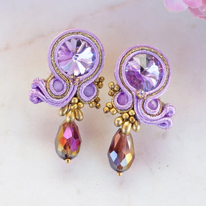 Stylische Soutache-Ohrstecker in Flieder