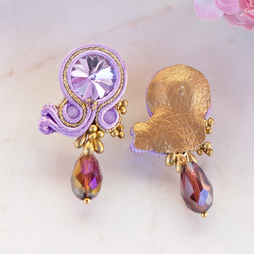 Stylische Soutache-Ohrstecker in Flieder