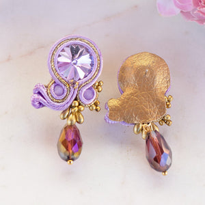 Stylische Soutache-Ohrstecker in Flieder