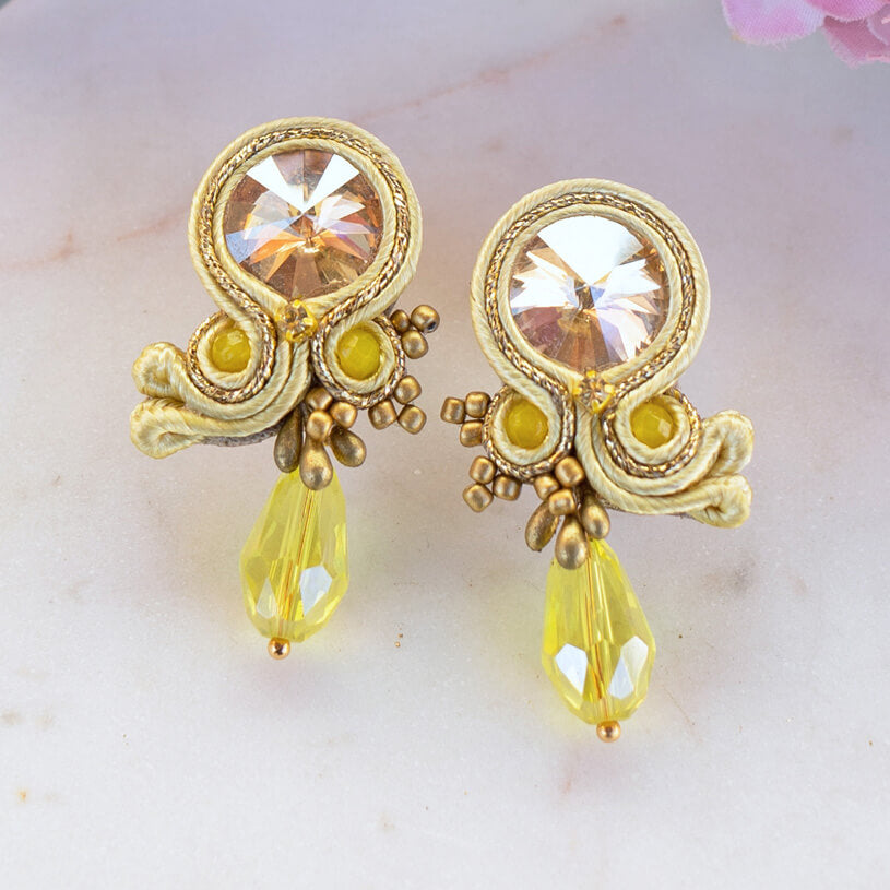 Stylische Soutache-Ohrstecker in Gelb