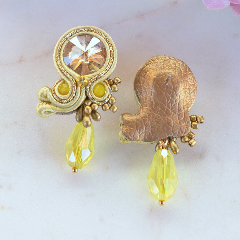 Stylische Soutache-Ohrstecker in Gelb
