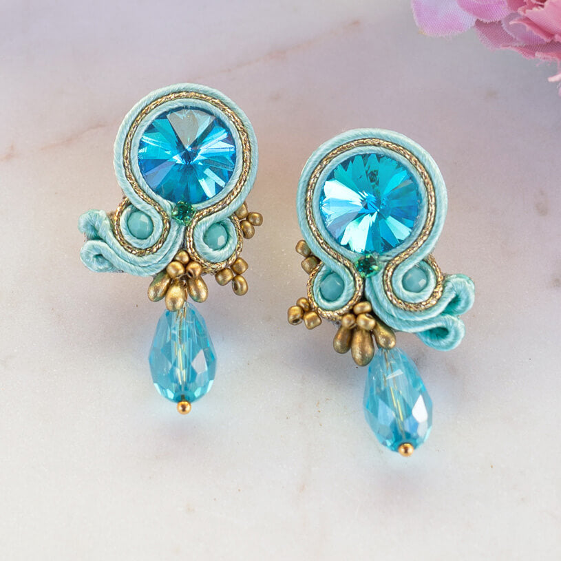 Stylische Soutache-Ohrstecker in Hellblau