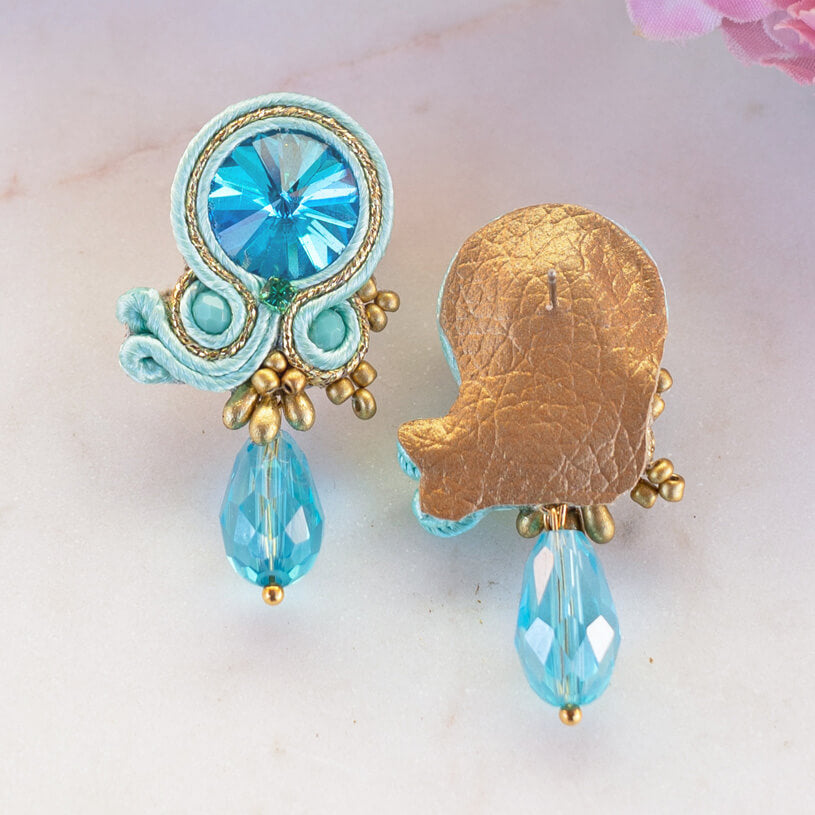 Stylische Soutache-Ohrstecker in Hellblau