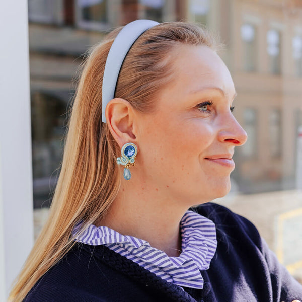 Stylische Soutache-Ohrstecker in Hellblau