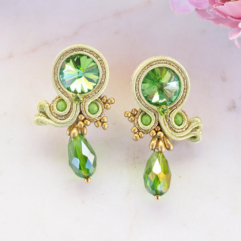 Stylische Soutache-Ohrstecker in Hellgrün