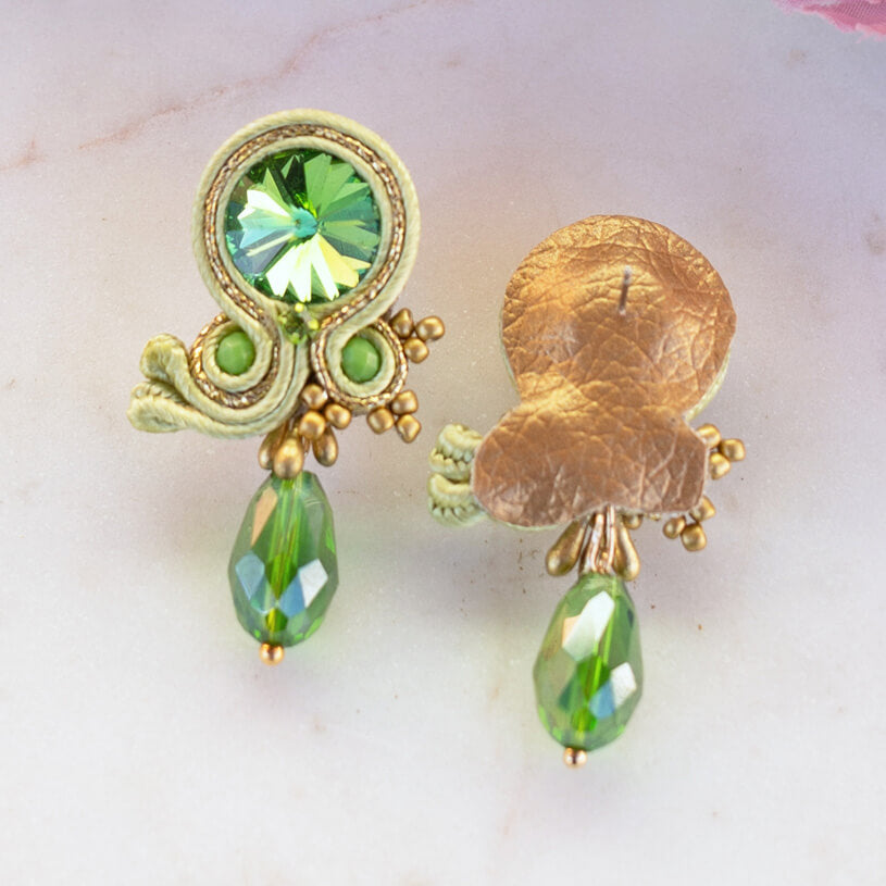 Stylische Soutache-Ohrstecker in Hellgrün