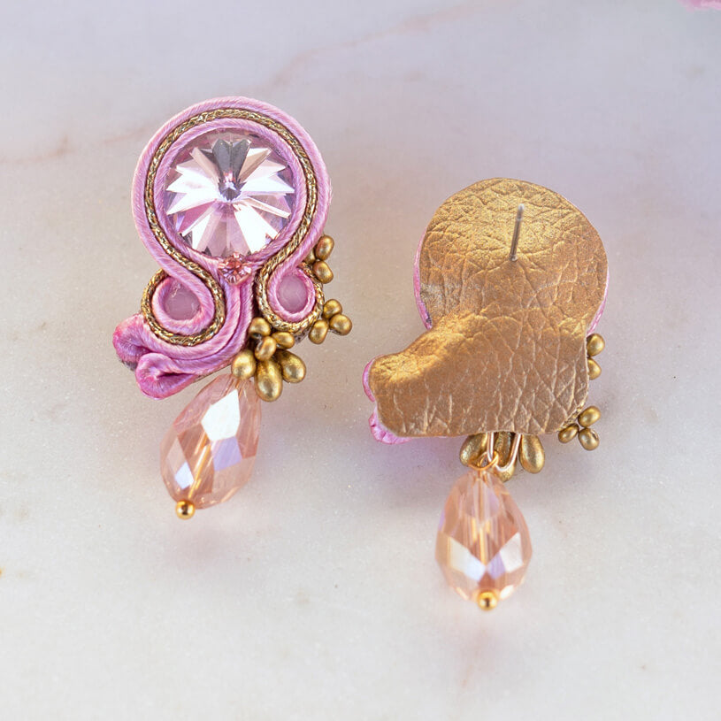 Stylische Soutache-Ohrstecker in hellem Pink