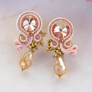 Stylische Soutache-Ohrstecker in Rosa