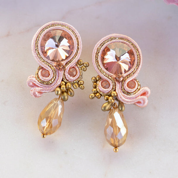 Stylische Soutache-Ohrstecker in Rosa