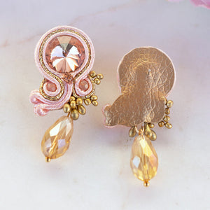 Stylische Soutache-Ohrstecker in Rosa