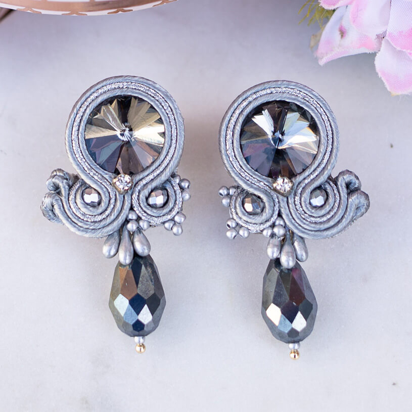 Stylische Soutache-Ohrstecker in Silber
