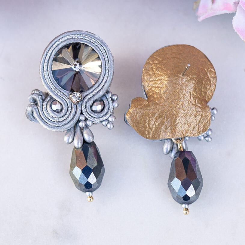 Stylische Soutache-Ohrstecker in Silber