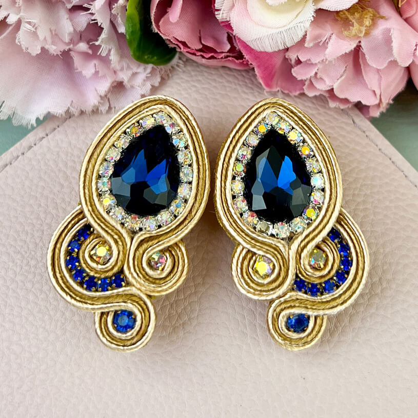 Außergewöhnliche Soutache-Ohrringe in Gold und Dunkelblau