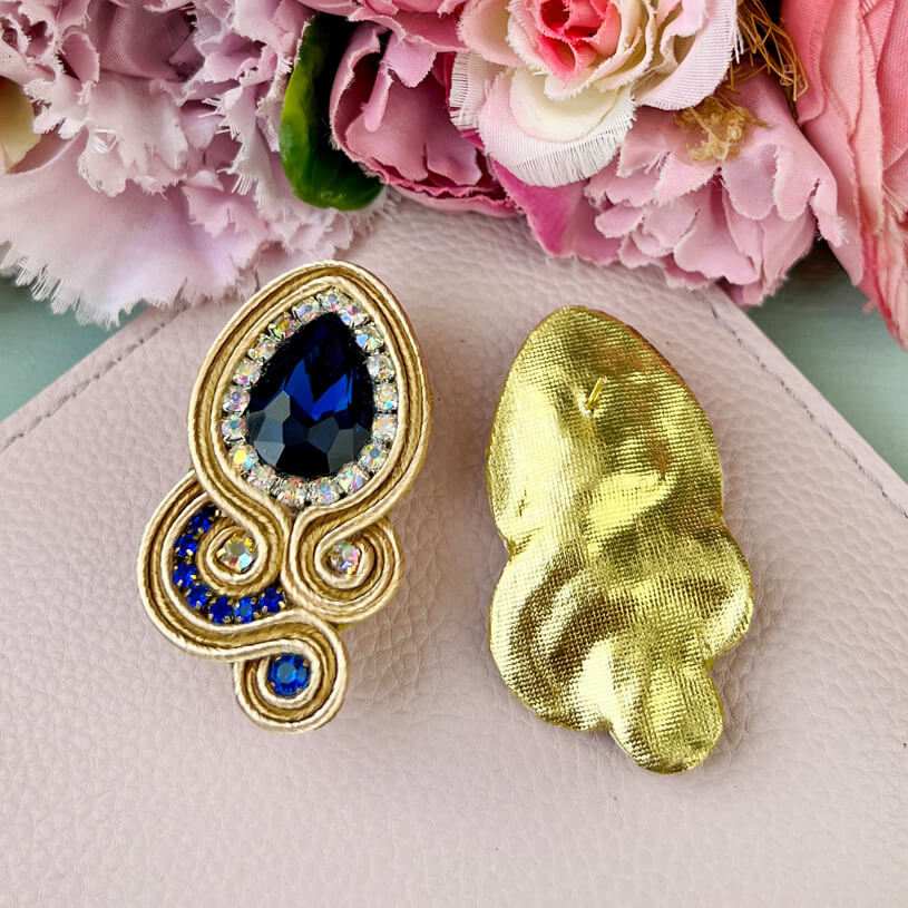 Außergewöhnliche Soutache-Ohrringe in Gold und Dunkelblau