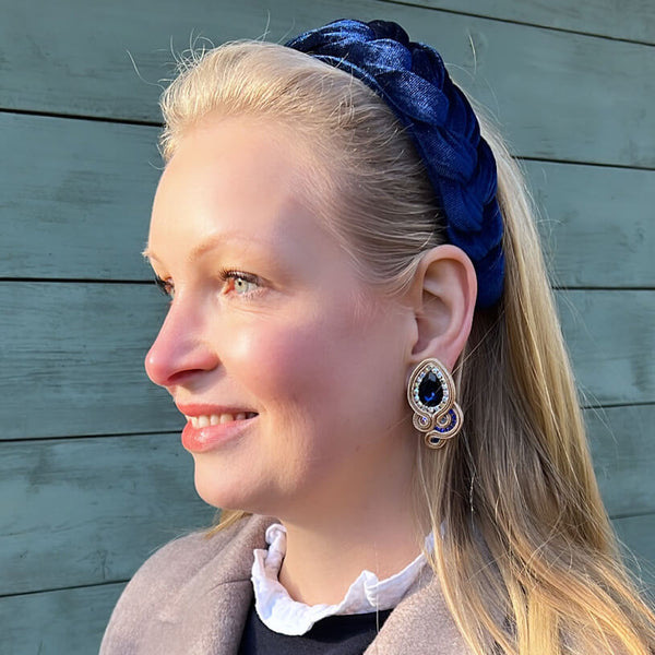 Außergewöhnliche Soutache-Ohrringe in Gold und Dunkelblau