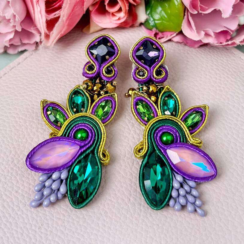 Extravagante Soutache-Ohrringe in Violett und Grün