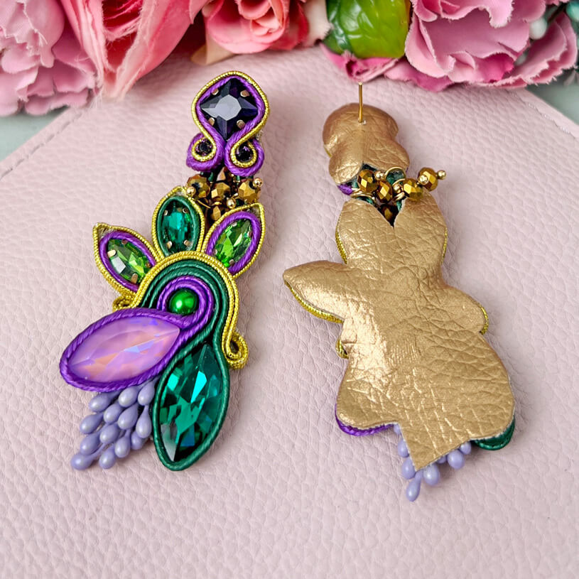 Extravagante Soutache-Ohrringe in Violett und Grün
