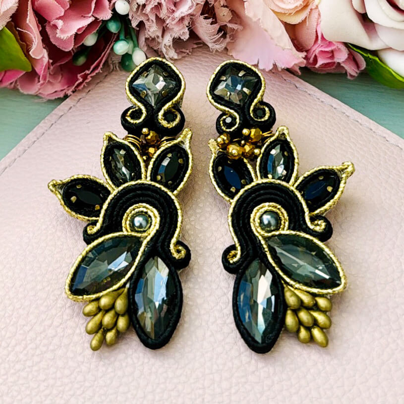 Extravagante Soutache-Ohrringe in Schwarz und Gold