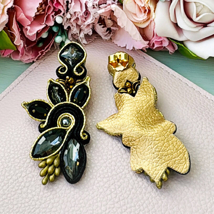 Extravagante Soutache-Ohrringe in Schwarz und Gold