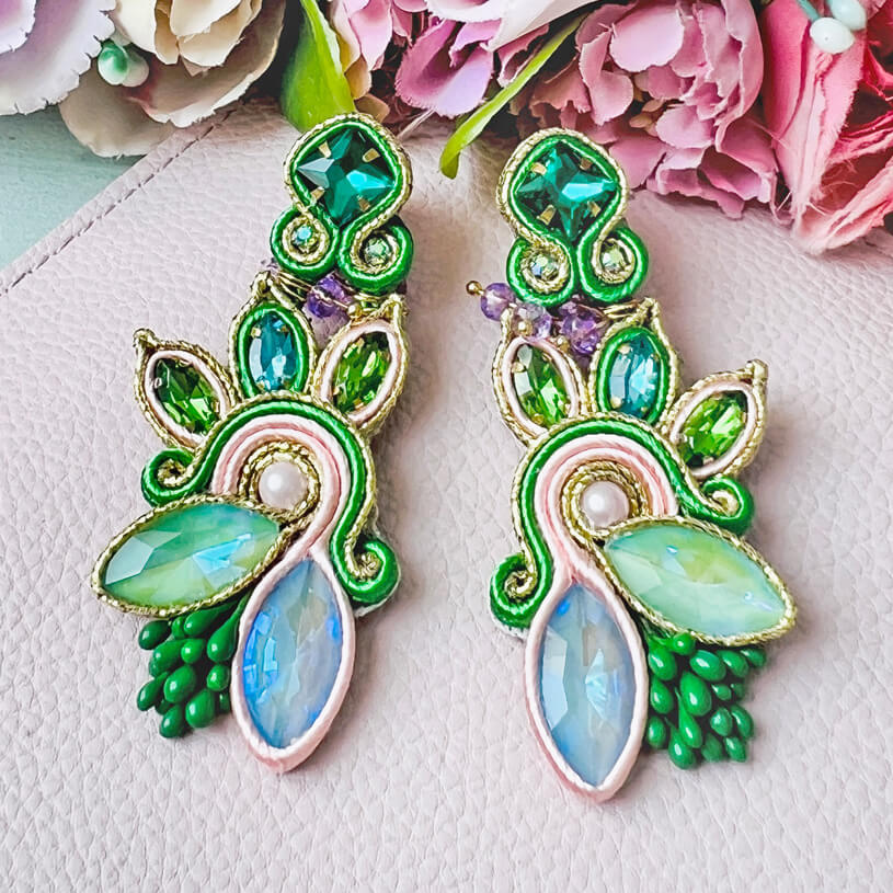 Extravagante Soutache-Ohrringe in Grüntönen