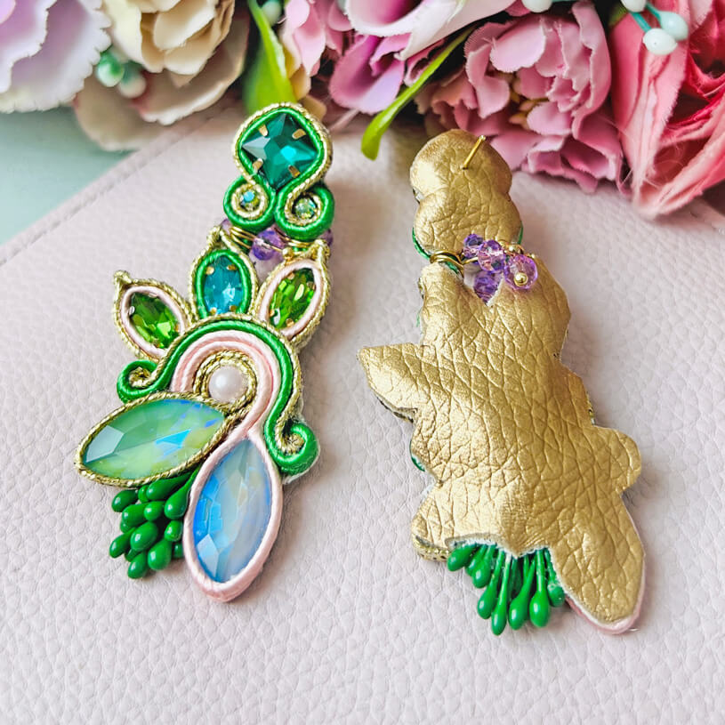 Extravagante Soutache-Ohrringe in Grüntönen