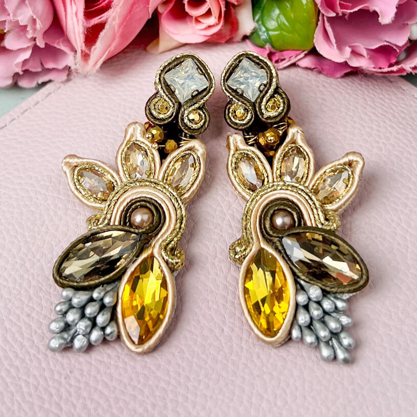 Extravagante Soutache-Ohrringe in Gold und Braun