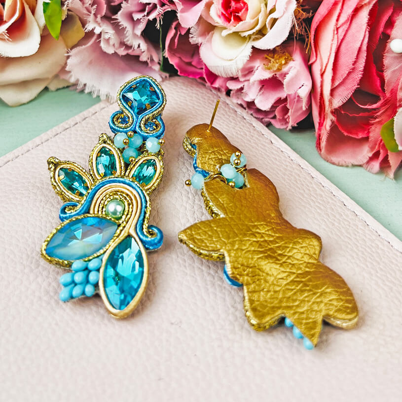 Extravagante Soutache-Ohrringe in Blau und Gold