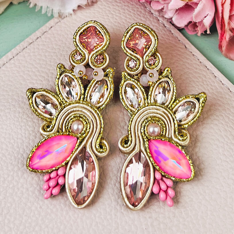 Extravagante Soutache-Ohrringe in Rosa und zartem Gold
