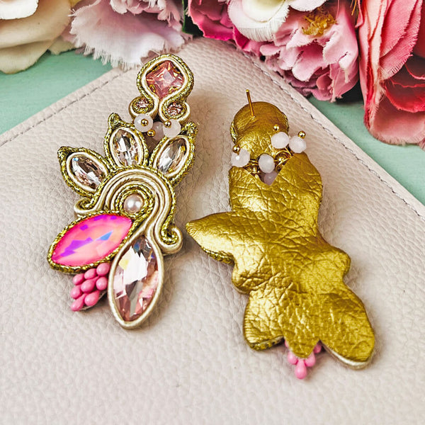 Extravagante Soutache-Ohrringe in Rosa und zartem Gold