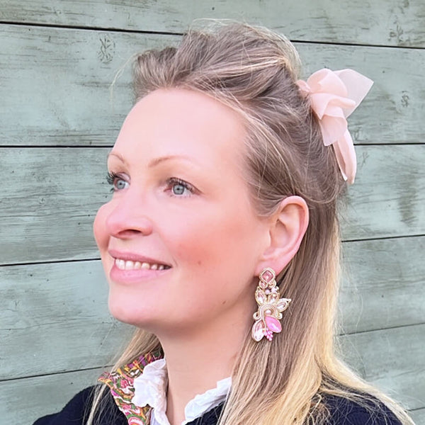 Extravagante Soutache-Ohrringe in Rosa und zartem Gold