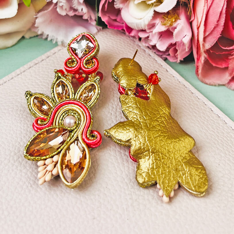 Extravagante Soutache-Ohrringe in Gold und koralligem Pink