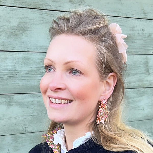 Extravagante Soutache-Ohrringe in Gold und koralligem Pink