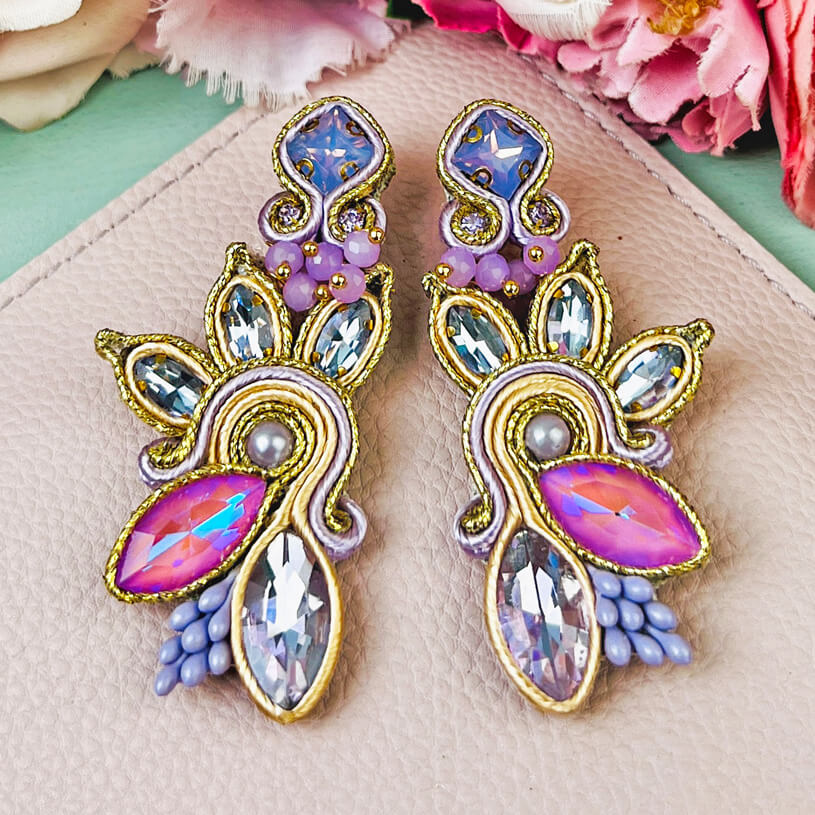 Extravagante Soutache-Ohrringe in Flieder und zartem Gold