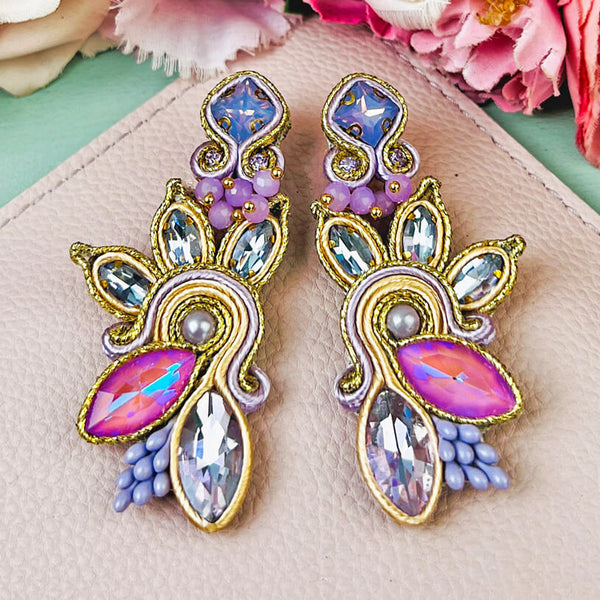 Extravagante Soutache-Ohrringe in Flieder und zartem Gold