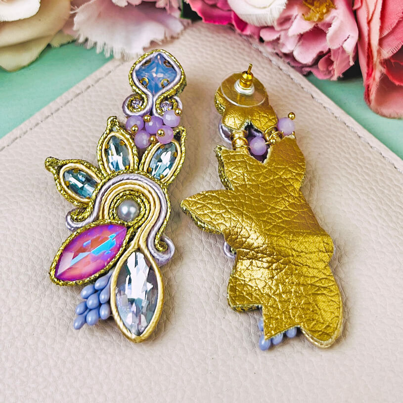 Extravagante Soutache-Ohrringe in Flieder und zartem Gold