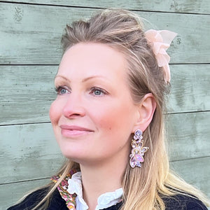 Extravagante Soutache-Ohrringe in Flieder und zartem Gold