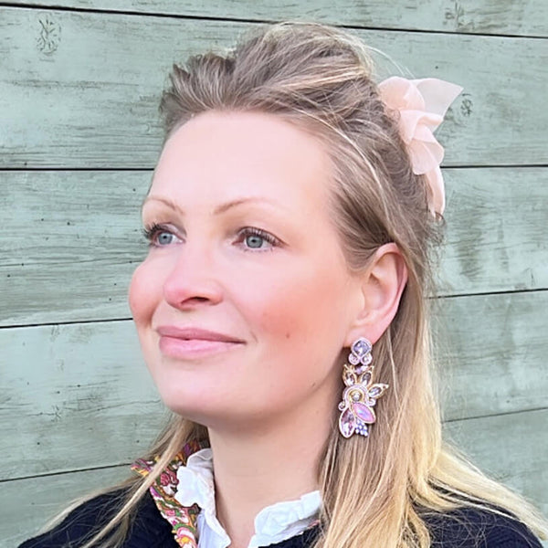 Extravagante Soutache-Ohrringe in Flieder und zartem Gold