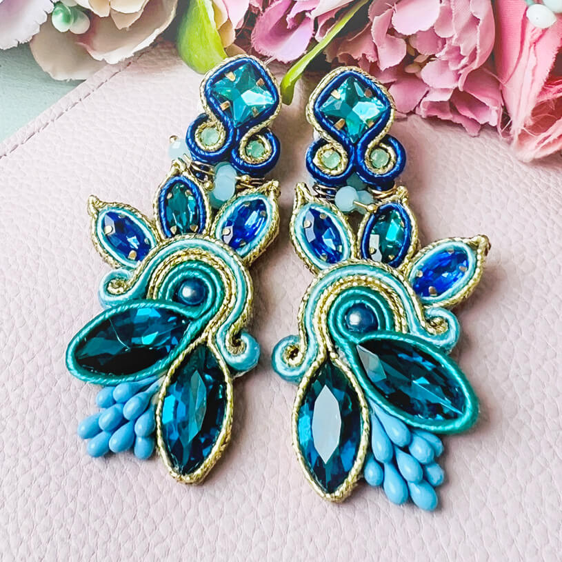 Extravagante Soutache-Ohrringe in Blautönen