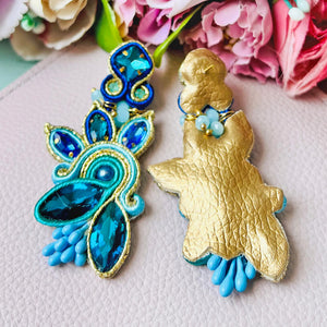 Extravagante Soutache-Ohrringe in Blautönen