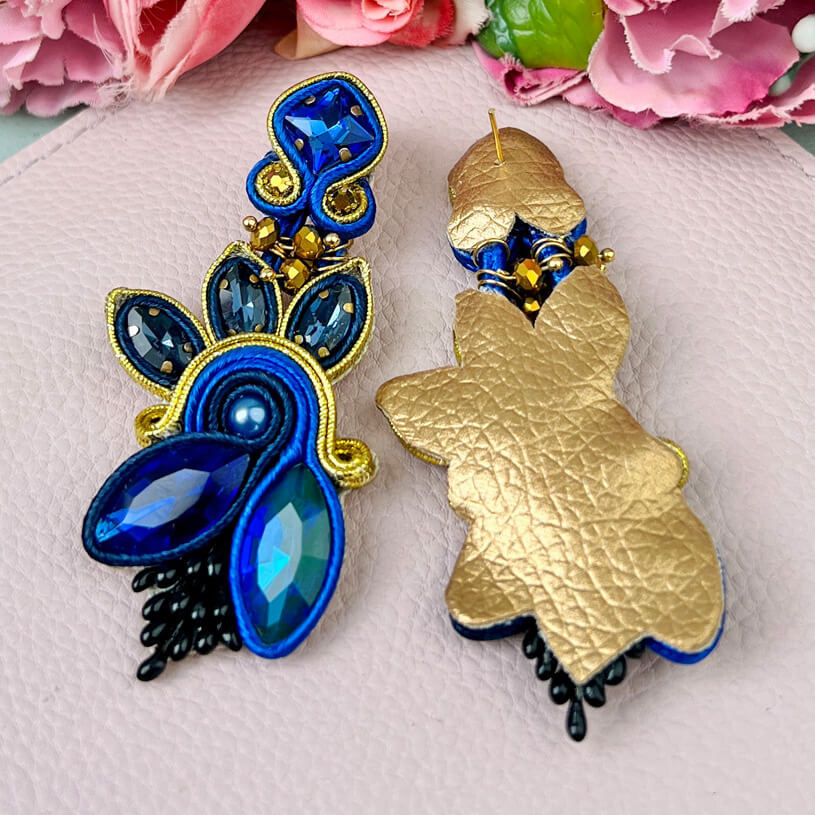 Extravagante Soutache-Ohrringe in Dunkelblau