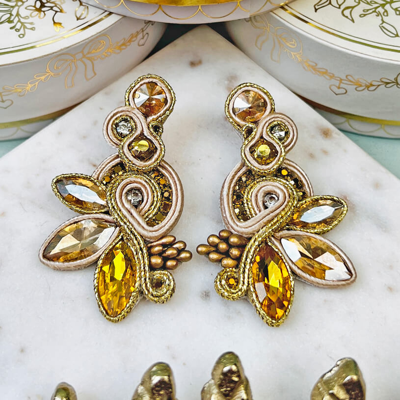 Extravagante Soutache-Ohrstecker in Champagner und Gold