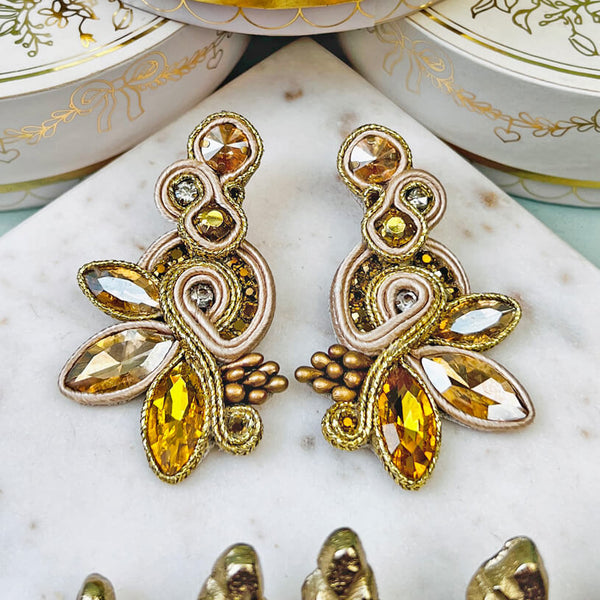 Extravagante Soutache-Ohrstecker in Champagner und Gold