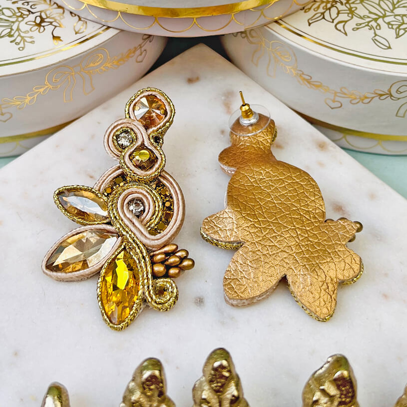 Extravagante Soutache-Ohrstecker in Champagner und Gold